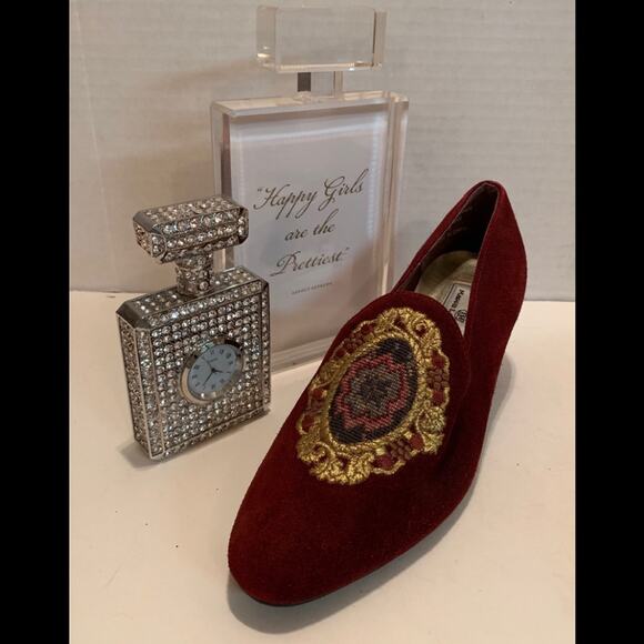 Maggie Lawrence Vintage Style Gold Crest Slip Ons - Picture 2 of 7